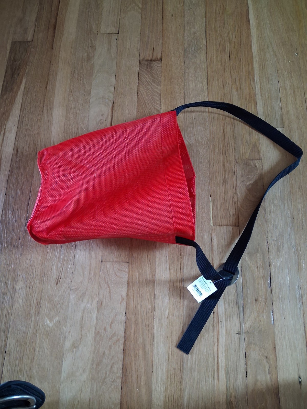 MUSTANG BRAND RED MESH FEED BAG W/ADJUSTABLE BUCKLE STRAP